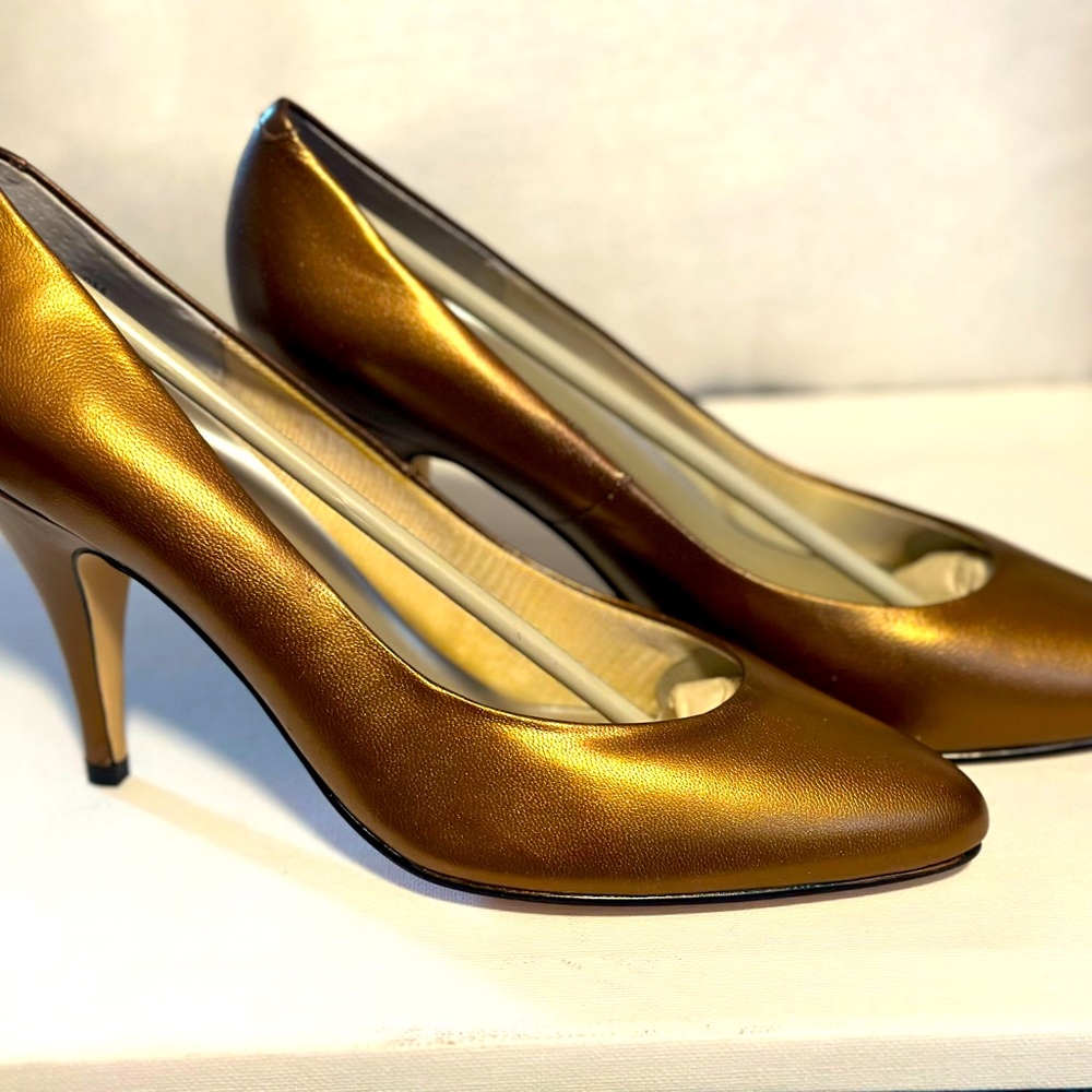 New! Never been worn Newport News Easy Pumps.
